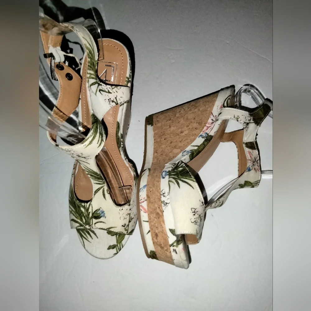 Lust 4 Life (Sz 8.5) Multicolor Floral Print Ankle Strap Peep Toe Wedge Sandals